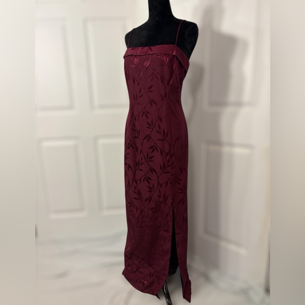 Elegant Burgundy Spaghetti Strap Dress